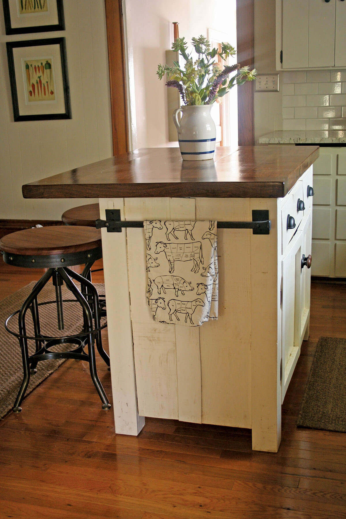 farmhouse kitchen  island