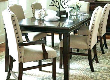 Up for consideration is a gorgeous dining room table by Universal Furniture, made for the