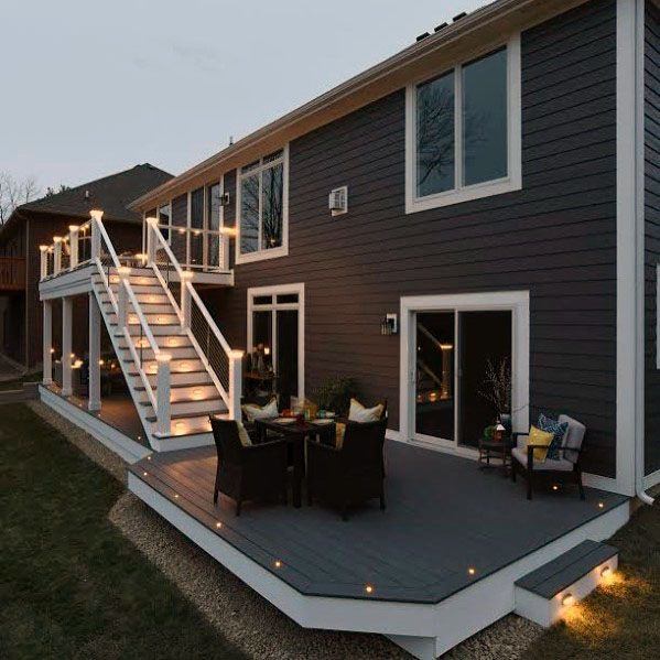 Small raised corner deck with a beach pebble border