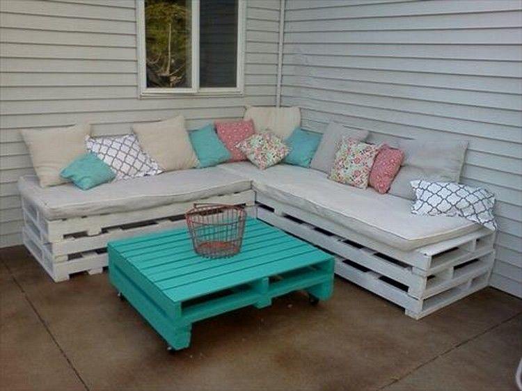 Une table de  patio