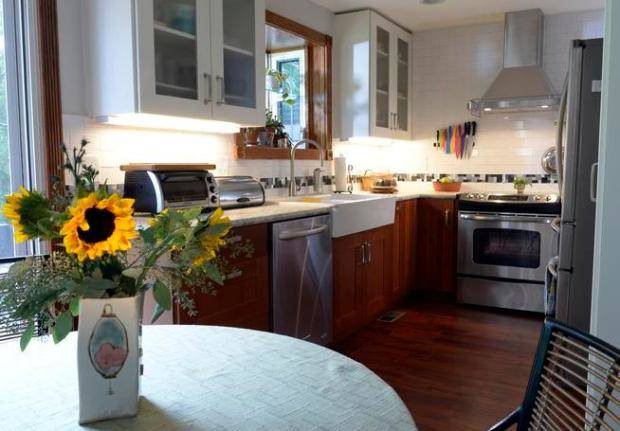 Sometimes few will argue a really efficient looking kitchen backsplash can do wonders for a kitchen