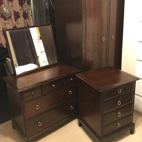 A STAG MINSTREL MAHOGANY BEDROOM CHEST OF DRAWERS DRESSING CABINET BEDSIDE TABLE