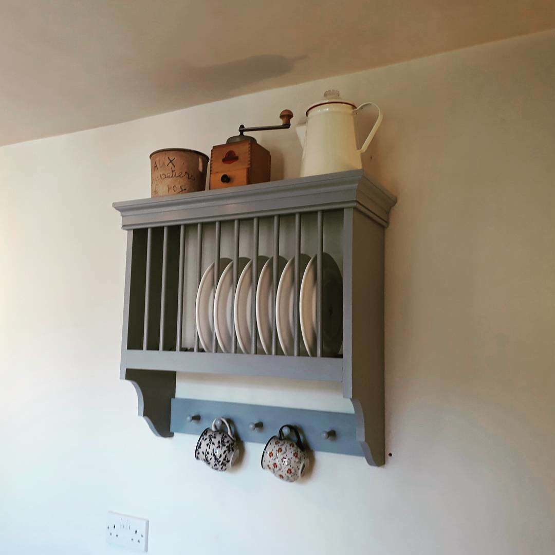 Rails are easy to install and can be used to store kitchen tools, spices, cooking boards, cups, pans, knives and even tableware